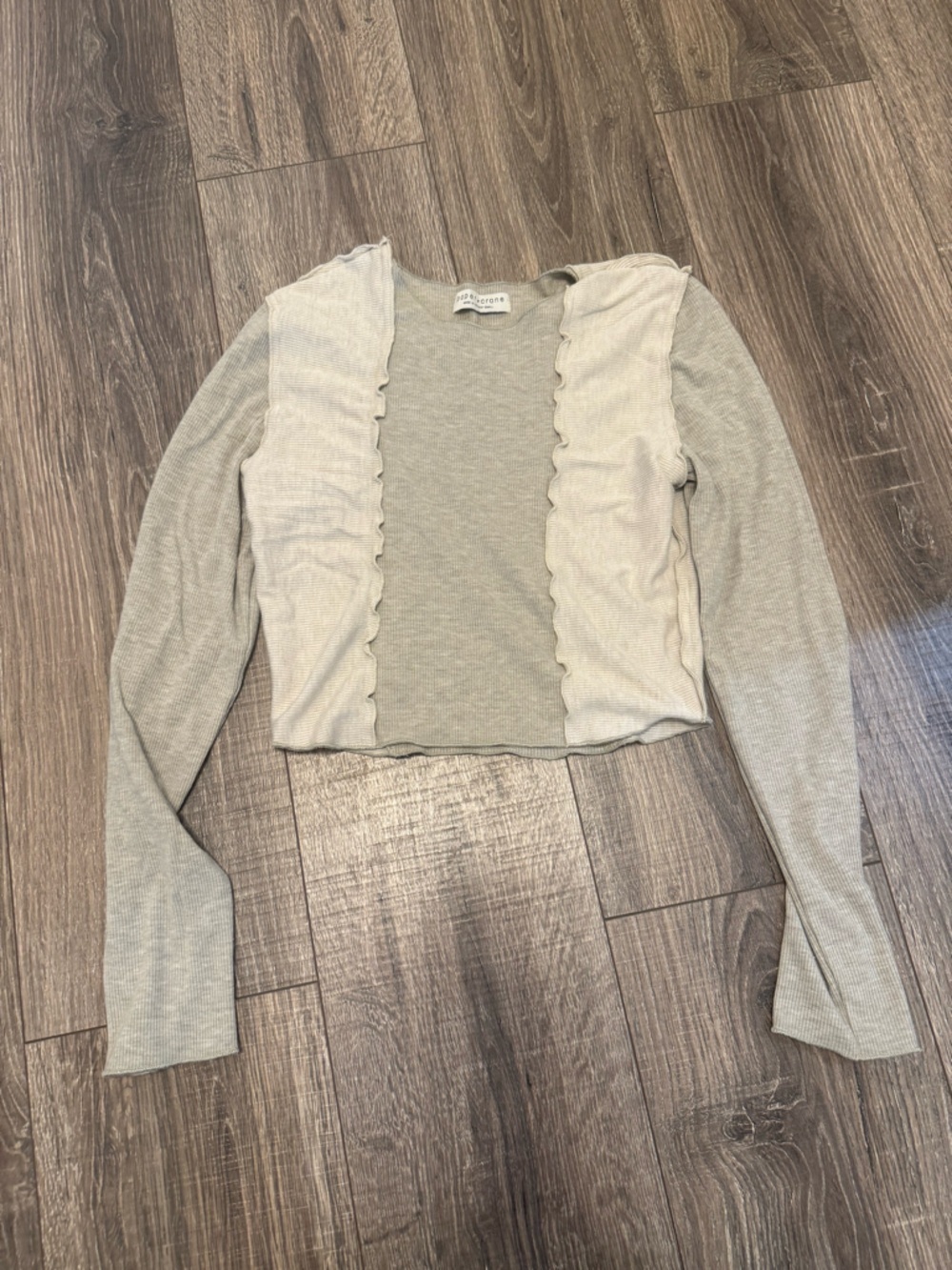 Paper Crane Women’s Ruffle front Gray Beige Long Sleeve Ribbed Shirt Size Small